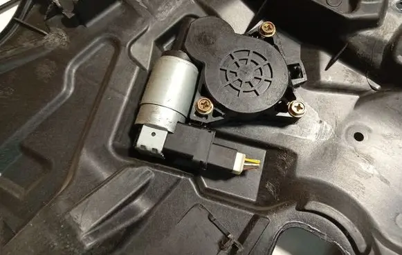 Mazda 3 I Front door window regulator motor 