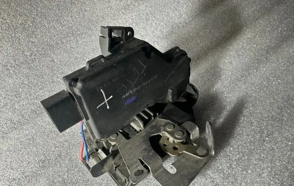 Audi A6 S6 C5 4B Front door lock 4B1837015B