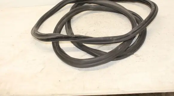 Volkswagen PASSAT B7 Trunk rubber seal (body) 3C9827705B