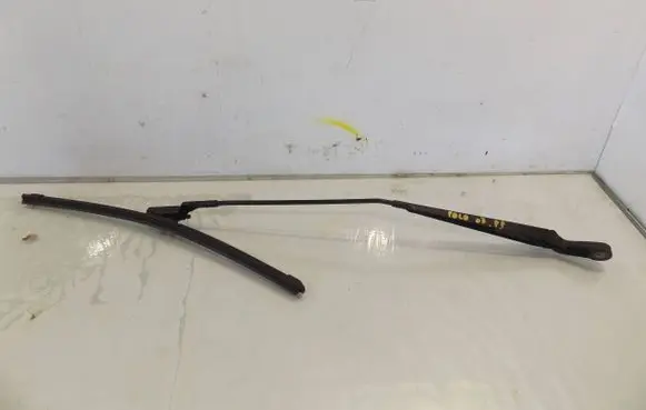 Volkswagen Cross Polo Front wiper blade arm