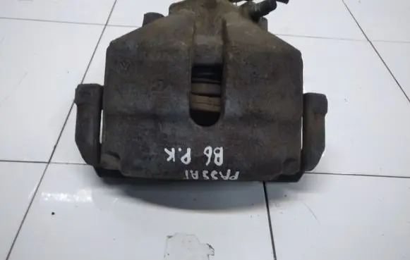 Volkswagen PASSAT B6 Front brake caliper