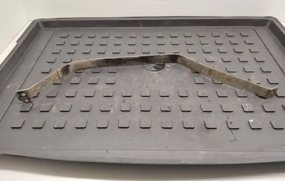 Fuel tank mounting bracket