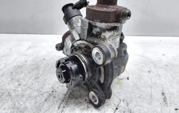 Volvo XC60 Fuel injection high pressure pump 31272896 0445010618
