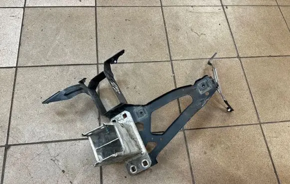 Front bumper mounting bracket
