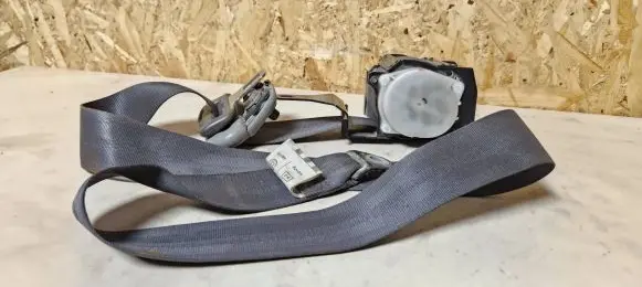 Mitsubishi Pajero Front seatbelt E40429083