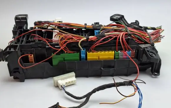 Mercedes-Benz A W176 Fuse module A2465400040