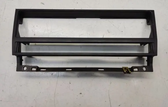 BMW 5 E39 Radio/GPS head unit trim 8247302