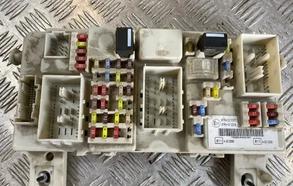 Ford Focus Fuse module 7M5T14014DB R15R19F110 7Y53534