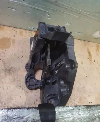 Renault Trafic III (X82) Brake pedal 465010176R
