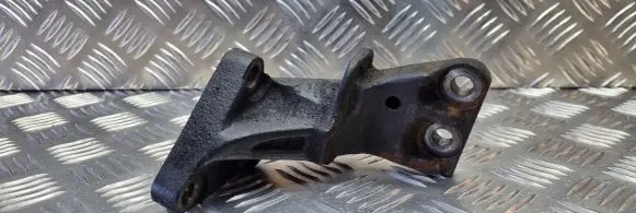Toyota Avensis T220 Engine mounting bracket