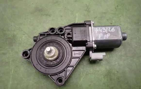 Audi A4 S4 B7 8E 8H Front door window regulator with motor 824602R000