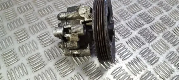 Toyota Corolla Verso AR10 Power steering pump W9G24815