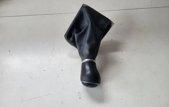 Volkswagen Tiguan Gear lever shifter trim leather/knob 5NC711113A