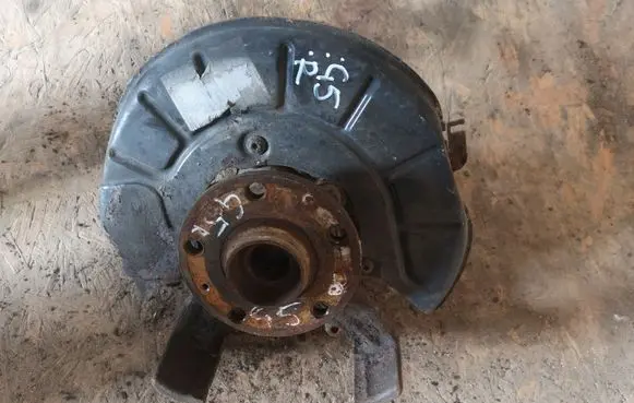 Volkswagen Golf V Front wheel hub