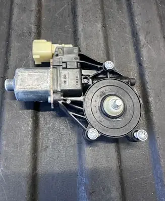 Land Rover Discovery 5 Front door window regulator motor 0130822792 E840368008A