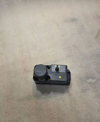Volkswagen PASSAT B4 Central locking vacuum pump 1H0962257E