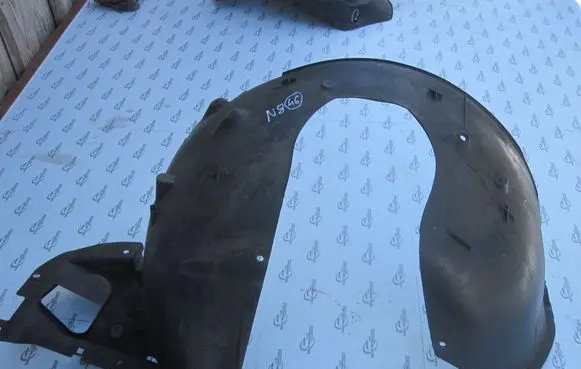 Front wheel arch liner splash guards