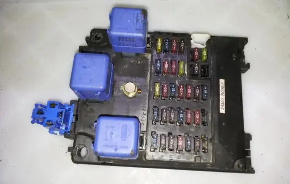 Nissan Almera Fuse box set 1j05j23