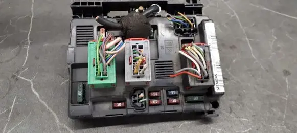 Peugeot 206 Fuse box set T118470002