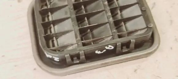 Quarter panel pressure vent