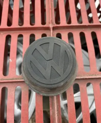 Volkswagen Golf I Original wheel cap 321601171A