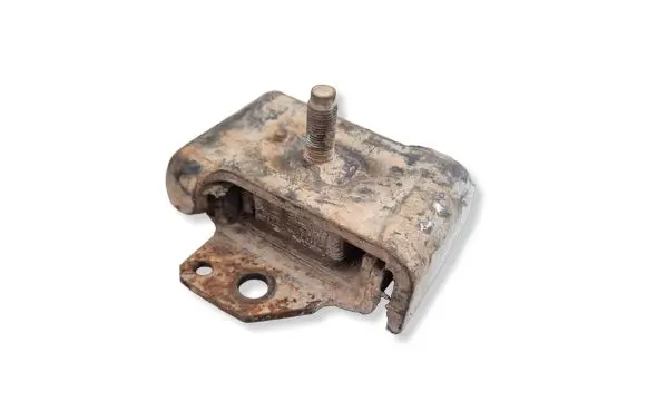 Nissan Patrol Y61 Engine mount bracket 