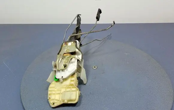 Honda CR-V Front door lock 