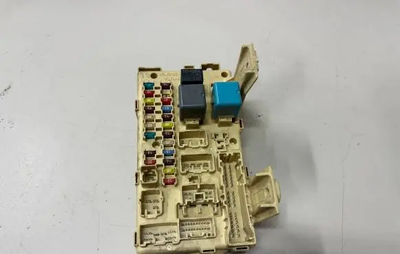 Toyota Avensis T250 Fuse module 82641CA010F 5400551488 05101319130402