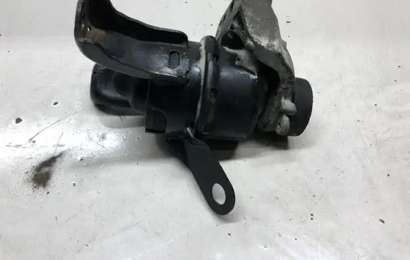 Mazda 6 Engine mount bracket