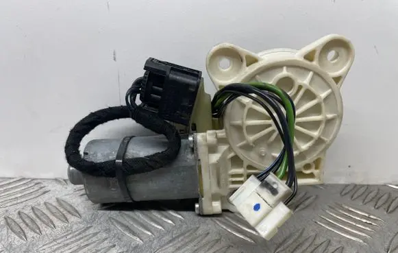 Mercedes-Benz E W211 Front door window regulator motor A2118202942 0130821970
