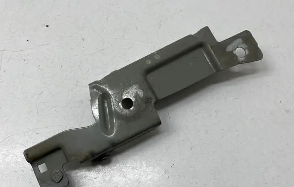 Renault Captur Fender mounting bracket 631235481R 043A