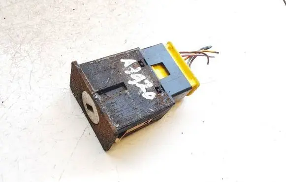 Passenger airbag on/off switch