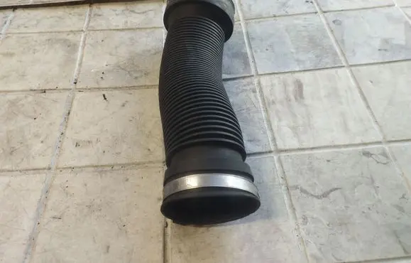 Opel Astra H Air intake duct part 13105267