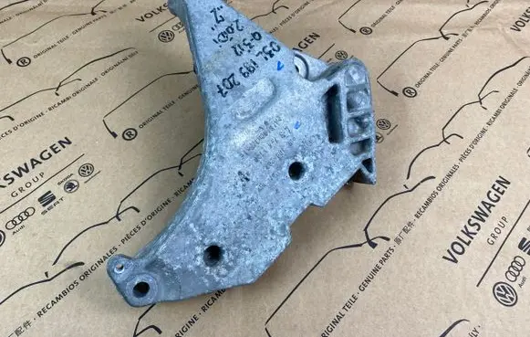 Skoda Octavia Mk2 (1Z) Engine mounting bracket 03L199207