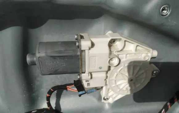 Mercedes-Benz ML W164 Front door window regulator motor 2518200742 997082-102