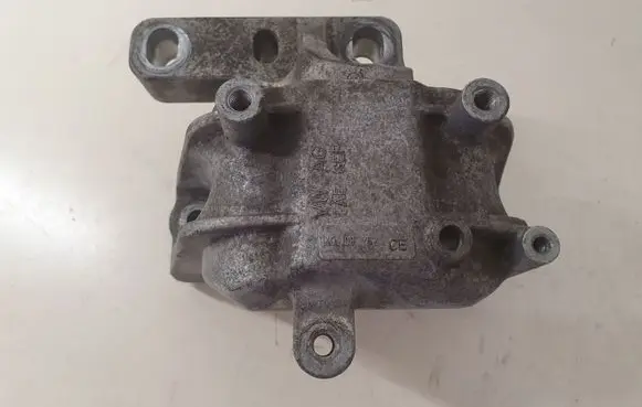 Volkswagen PASSAT B6 Engine mount bracket 1K0199262