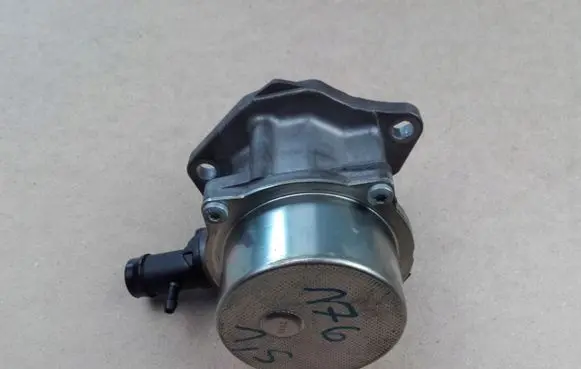 Mercedes-Benz A W176 Vacuum pump 146505272R
