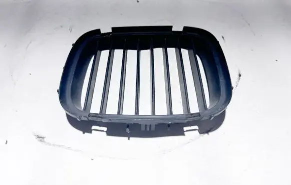 BMW 8 E31 Front bumper upper radiator grill 51138124271