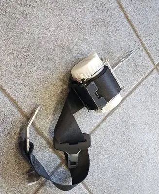 BMW 5 E60 E61 Rear seatbelt 33034042 040527
