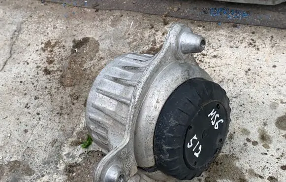 Engine mount bracket