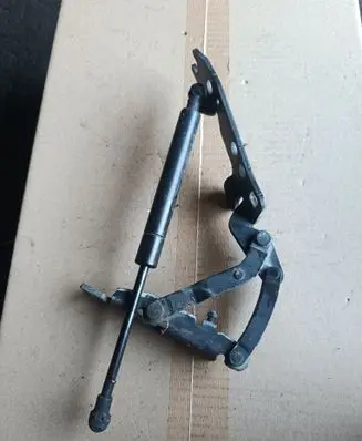 Engine bonnet/hood hinges