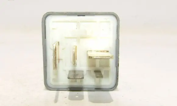Audi A4 S4 B5 8D Fuel pump relay 4D0951253