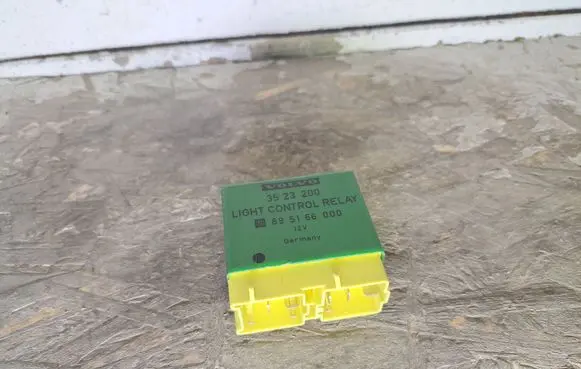 Volvo 850 Light relay 3523200 895166000 A104