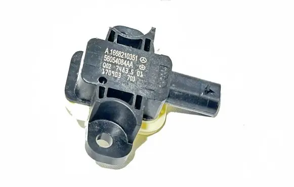 Mercedes-Benz GLA W156 Airbag deployment crash/impact sensor A1668210351 17337