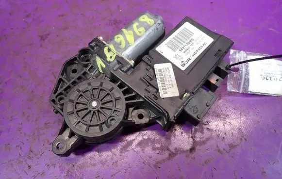 Peugeot 307 CC Front door window regulator motor 