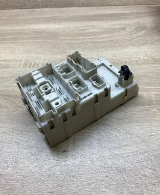 Toyota RAV 4 (XA20) Fuse module 8273342080 3J040101