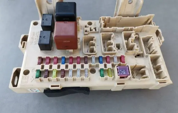 Toyota Avensis Verso Fuse module 03111