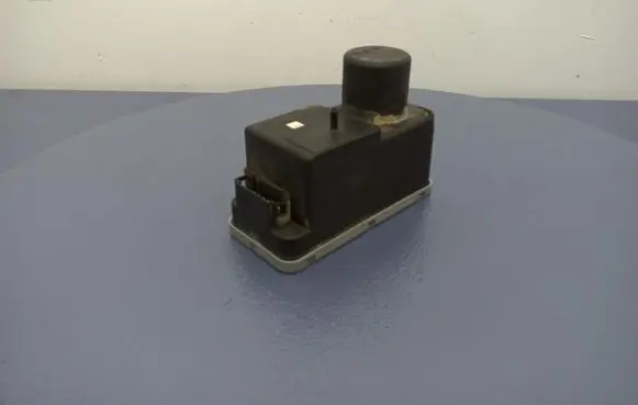 Volkswagen PASSAT B4 Central locking vacuum pump 1H0962257