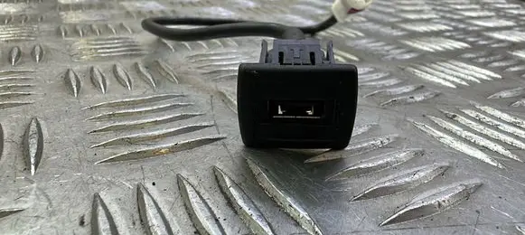 Mercedes-Benz E W212 USB socket connector A1728200515