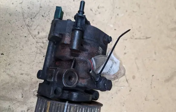 Renault Megane II Fuel injection high pressure pump 9303Z110D